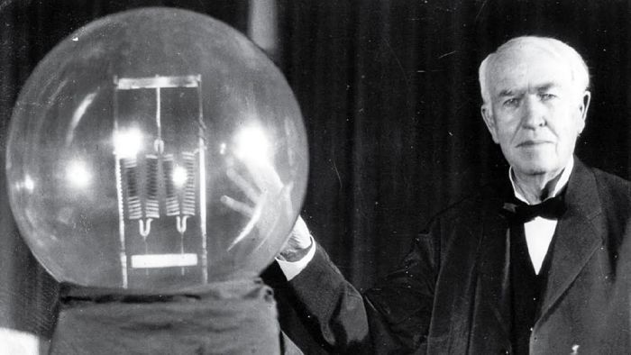 Thomas Edison y la Bombilla que Dio Luz al Mundo